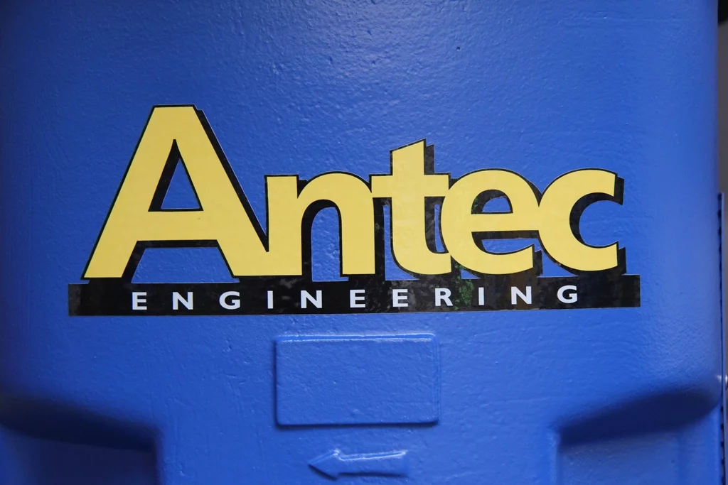 Antec voert onderhoud uit aan industriële machines in een fabriek